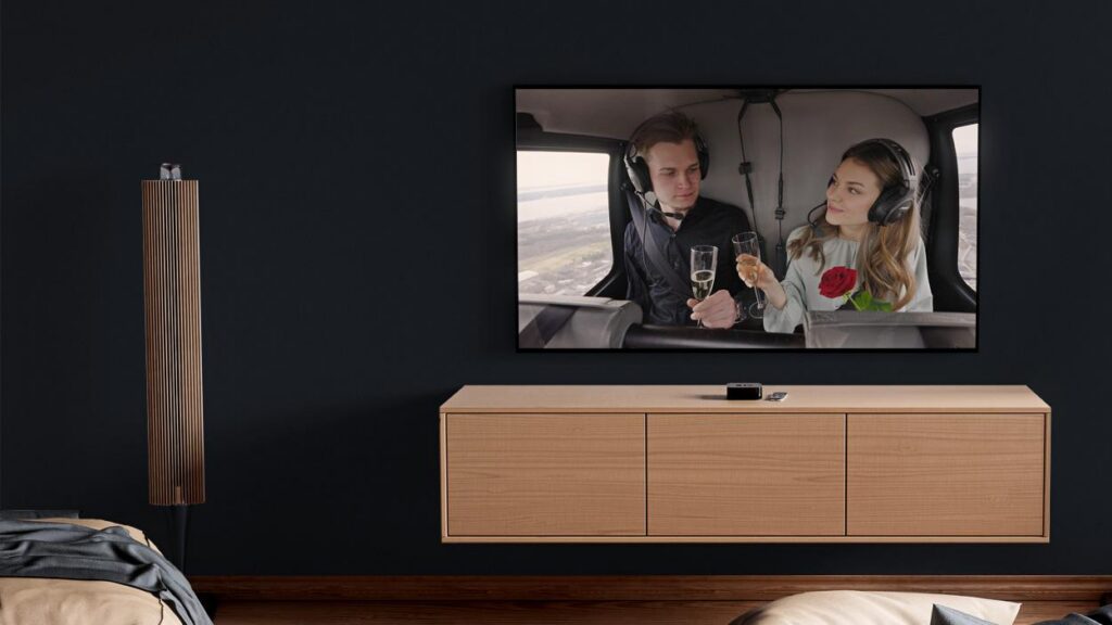 Luma Creativen blogiartikkelin pääkuva, jossa on moderni televisio kiinnitettynä tummanharmaaseen seinään tyylikkäässä sisustusympäristössä. Kuva visualisoi TV-mainonnan tunnelmaa ja pk-yrityksen mahdollisuutta saavuttaa suuri näkyvyys arvokkaassa mediaympäristössä.