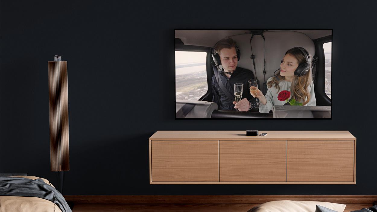 Luma Creativen blogiartikkelin pääkuva, jossa on moderni televisio kiinnitettynä tummanharmaaseen seinään tyylikkäässä sisustusympäristössä. Kuva visualisoi TV-mainonnan tunnelmaa ja pk-yrityksen mahdollisuutta saavuttaa suuri näkyvyys arvokkaassa mediaympäristössä.