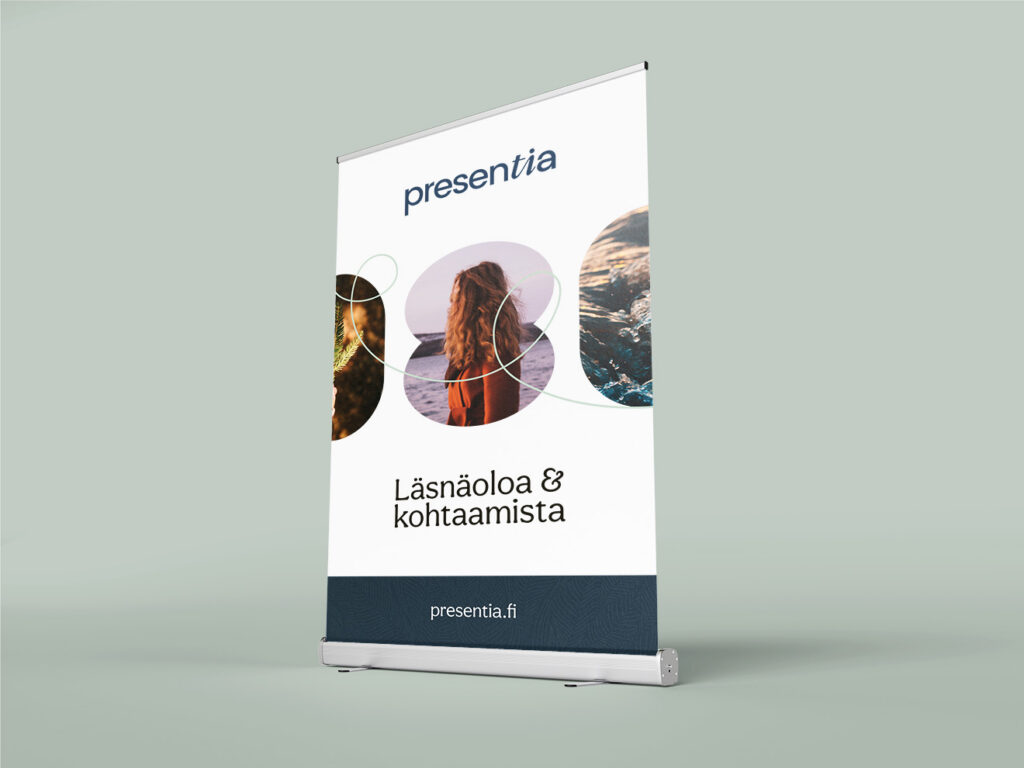Fotorealistinen esitys Presentian pystymallisesta roll-up-telineestä, jossa näkyy Luma Creativen suunnittelema brändi-ilme, kuvitusta ja teksti "Läsnäoloa & kohtaamista".