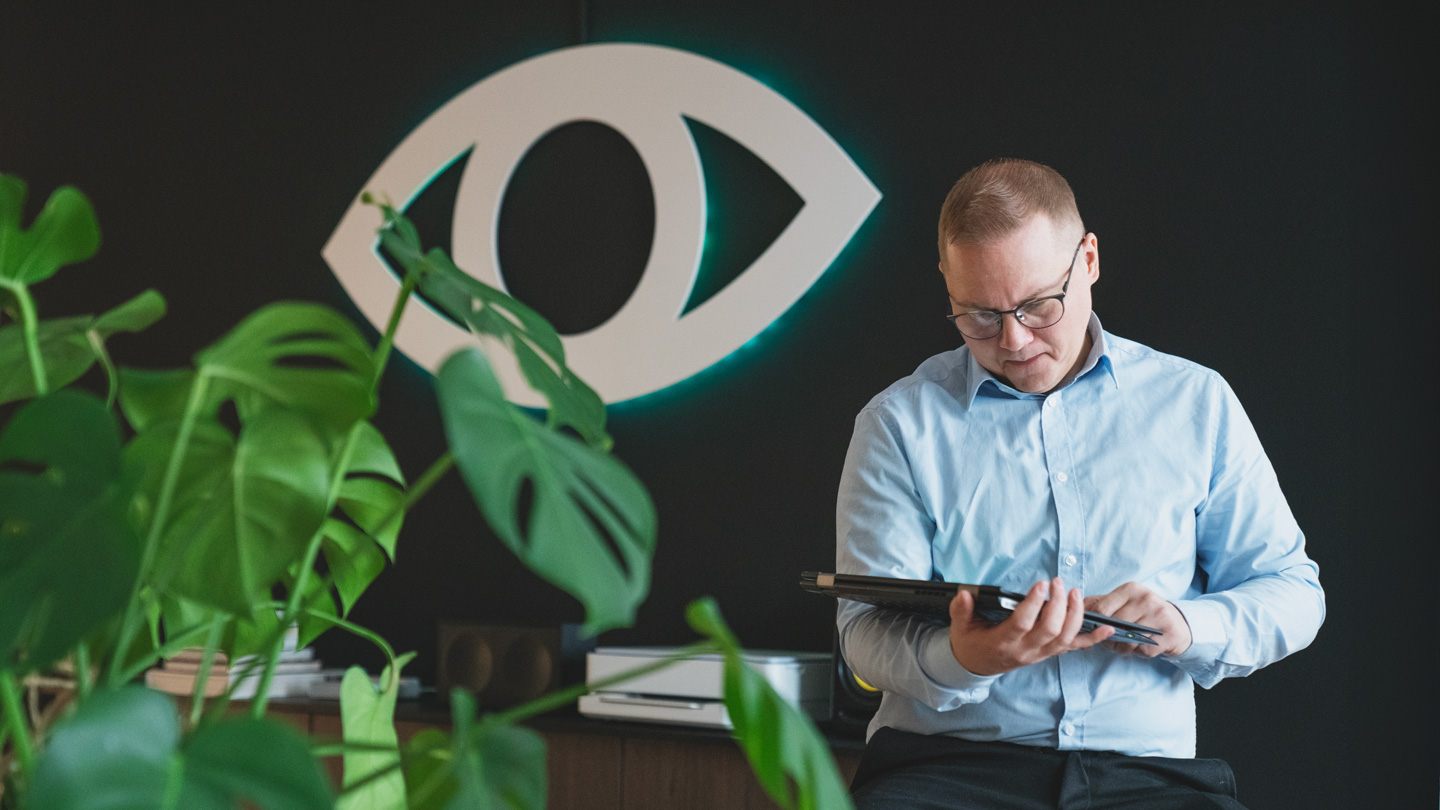 Luma Creativen blogiartikkelin pääkuva, jossa asiantuntija tarkastelee lukuja kannettavalta tietokoneelta. Kuva symboloi verkkosivuston uudistuksen analysointia ja sen vaikutusta liiketoiminnan kasvuun.