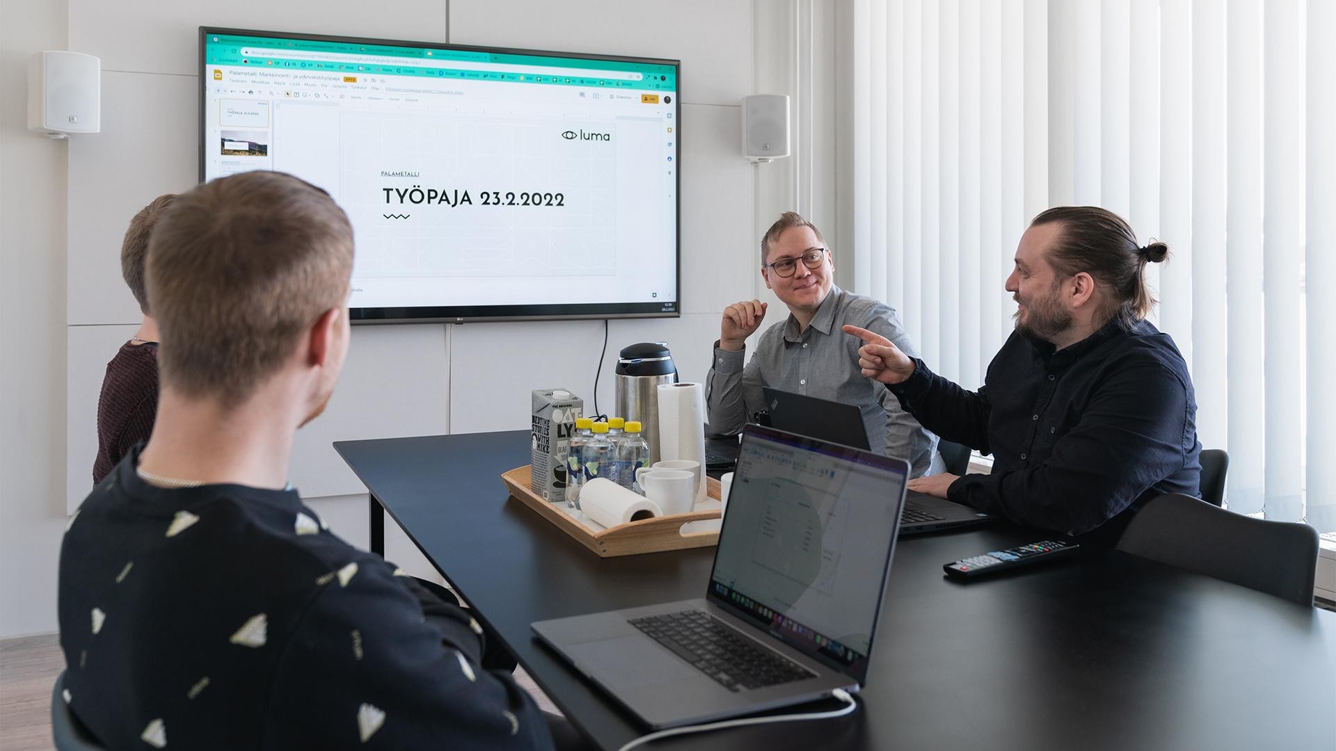 Luma Creativen blogiartikkelin pääkuva, jossa on meneillään asiakastyöpaja valoisassa neuvotteluhuoneessa. Tilannekuva visualisoi yhteistyön aloittamista, ideointia ja asiantuntijapalveluita, joita uudet markkinoinnin kumppanuudet tuovat tullessaan kevään kynnyksellä.
