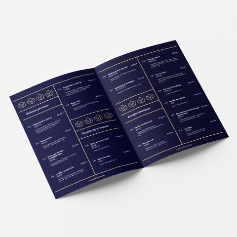 Mockup Golden Flowerin painetusta ruokalistasta, jossa korostuvat tummansininen taustaväri, kultainen kukkasymboli ja moderni typografia. (Luma Creativen suunnittelema)