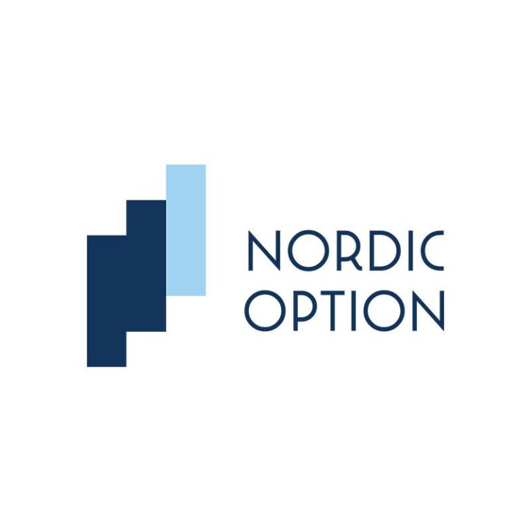 Nordic Option uusi logo valkoisella taustalla, jossa on kolmesta nousevasta palkista koostuva sininen symboli ja moderni, ohut sans-serif-typografia. (Luma Creativen suunnittelema)