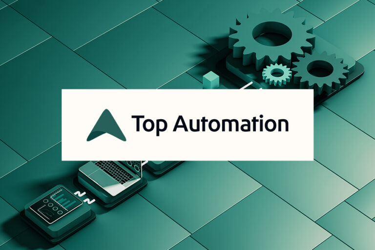 Top Automation uusi logo valkoisella suorakaiteella, jossa on nuolimainen A-symboli ja moderni typografia; taustalla on brändi-ilmeen mukainen 3D-visualisointi hammasrattaista. (Luma Creativen suunnittelema)