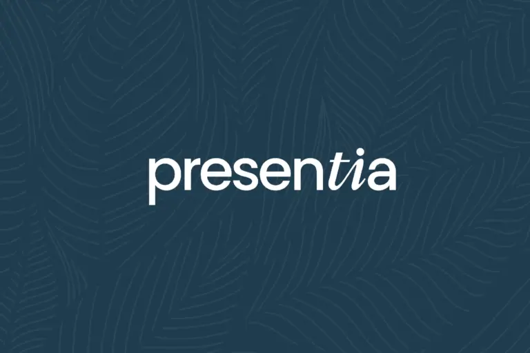 Presentia uusi logo valkoisella modernilla typografialla, sijoitettuna tummansiniselle taustalle, jossa on hillitty, orgaaninen lehtikuviointi. (Luma Creativen suunnittelema)