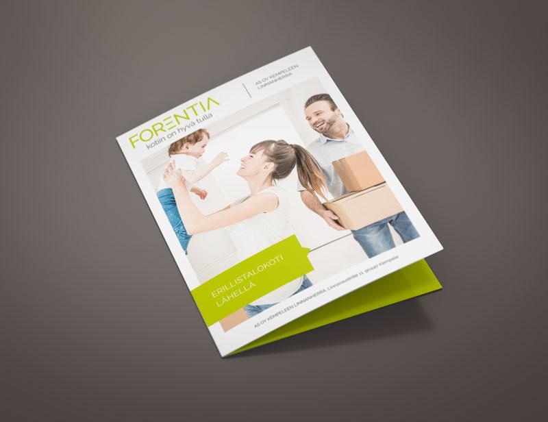Fotorealistinen mockup-esitys Forentian taitetusta painetusta esitteestä, jossa uusi vihreä yritysilme ja perhekuva toteuttavat Luma Creativen suunnittelemaa ilmettä.