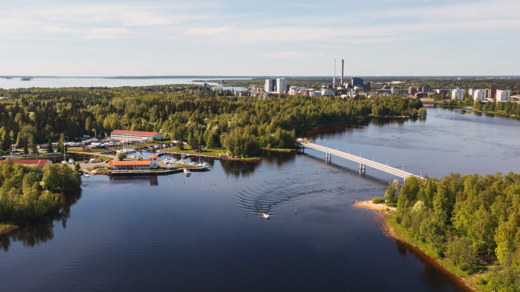 Luma Creativen blogiartikkelin havainnekuva, joka on drone-kameraa hyödyntävä ilmakuva. Kuva havainnollistaa, kuinka ilmakuvaus tuo uusia ja näyttäviä kuvakulmia markkinointiviestinnän kohteisiin.