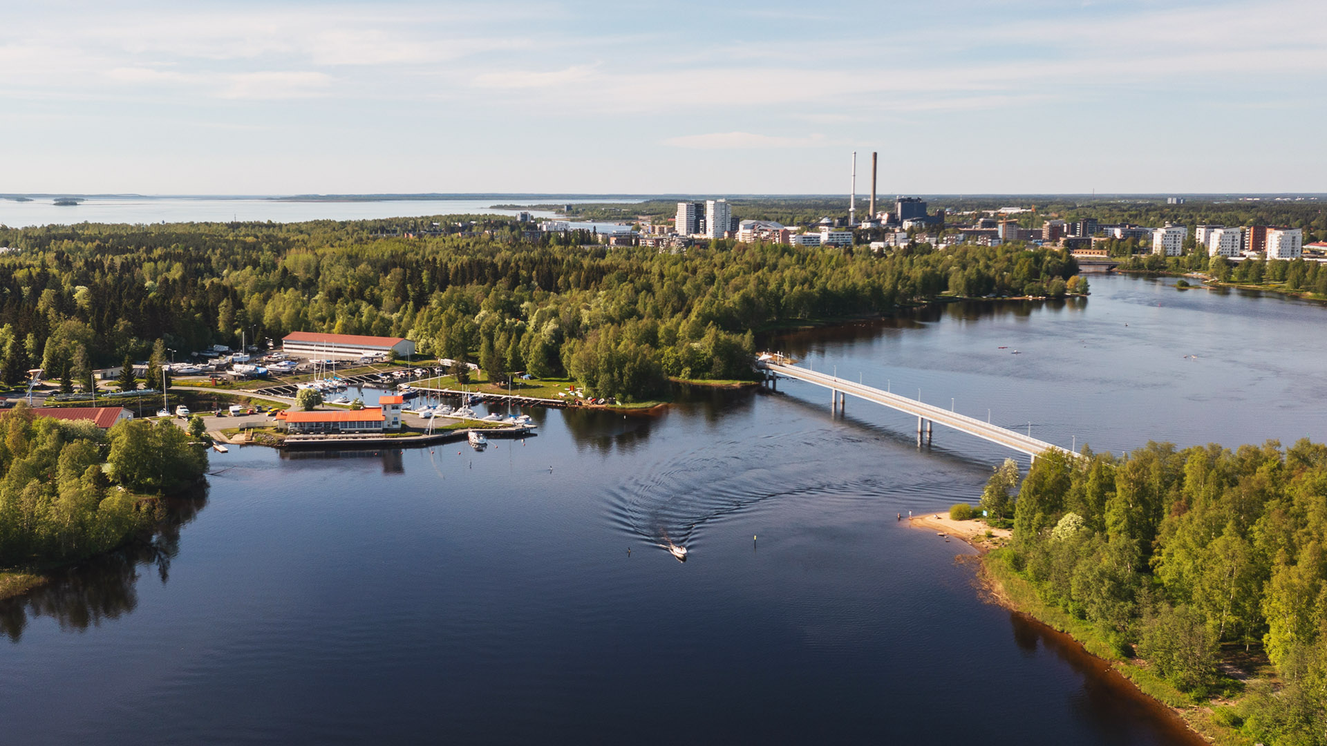 Luma Creativen blogiartikkelin havainnekuva, joka on drone-kameraa hyödyntävä ilmakuva. Kuva havainnollistaa, kuinka ilmakuvaus tuo uusia ja näyttäviä kuvakulmia markkinointiviestinnän kohteisiin.