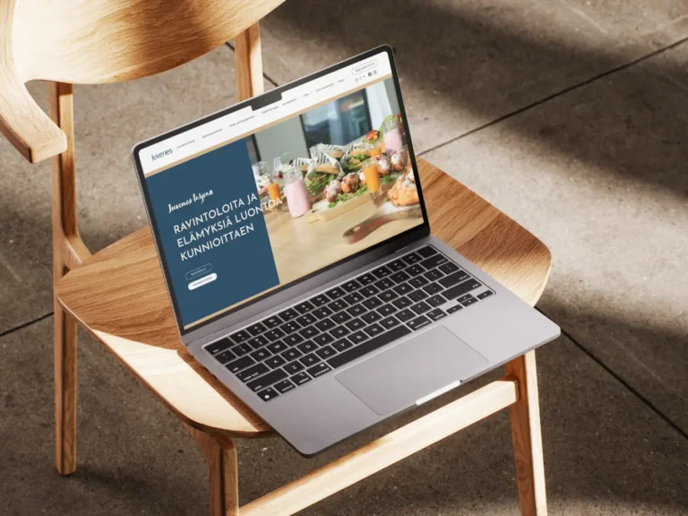 Luma Creative suunnitteli ja toteutti Juvenes Oy uudet ravintolapalveluiden WordPress-verkkosivut. Visualisointi työpöytänäkymästä kannettavan tietokoneen näytöllä.