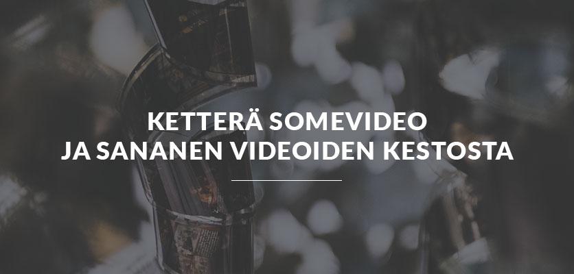 Luma Creativen blogiartikkelin pääkuva, jonka taustalla on epätarkka näkymä videokamerasta ja kuvaustilanteesta. Kuvan päällä on selkeä valkoinen otsikkoteksti "Ketterä somevideo ja sananen videoiden kestosta".