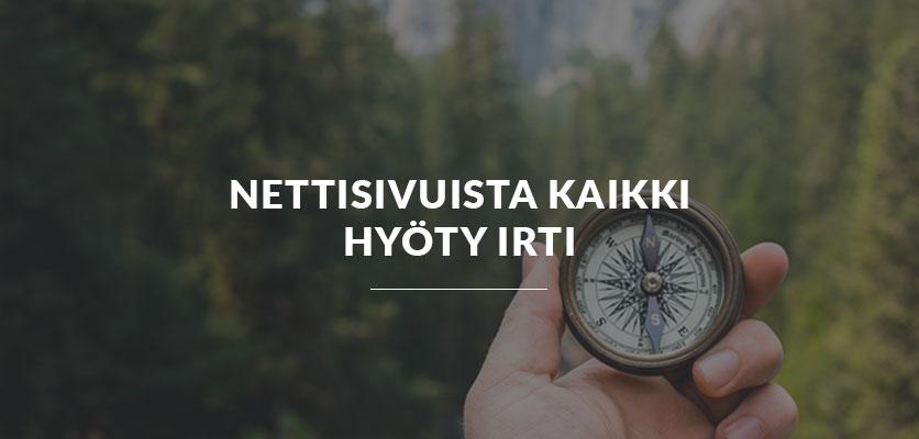 Luma Creativen blogiartikkelin pääkuva, jossa on tummanpuhuva metsätausta ja kädessä pidetty kompassi. Kuvan päällä on selkeä valkoinen otsikkoteksti "Nettisivuista kaikki hyöty irti".
