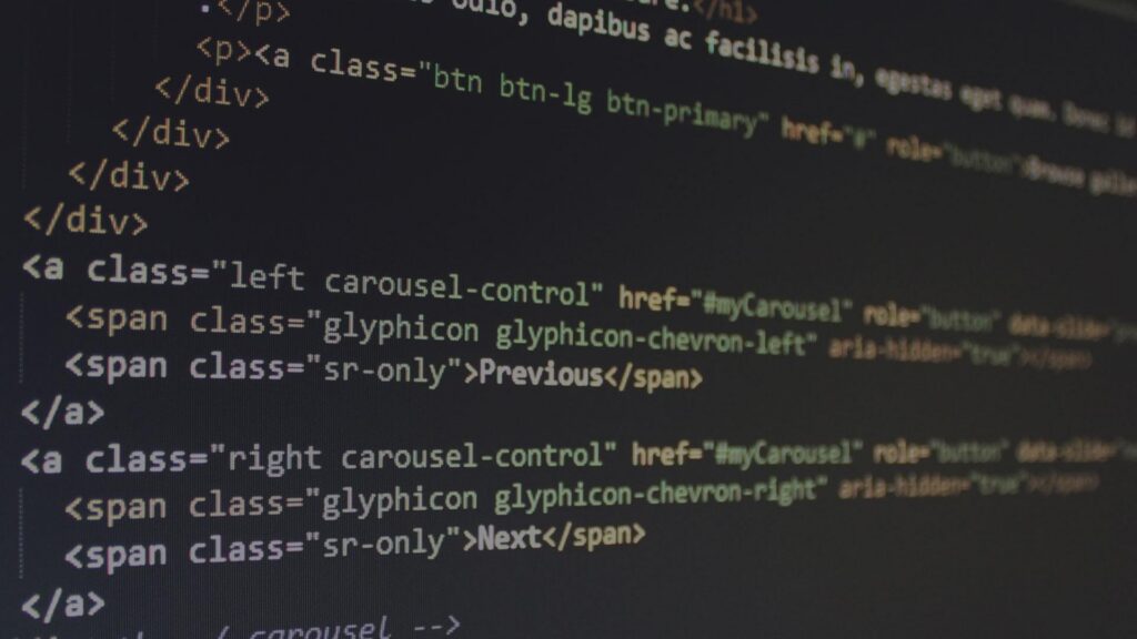 Lähikuva tietokoneen näytöllä näkyvästä HTML-koodista osana Luma Creativen blogiartikkelia, joka käsittelee verkkosivujen laatua ja teknistä toteutusta. Näkymässä korostuu moderni koodieditori, tumma taustaväri ja selkeä koodirakenne.