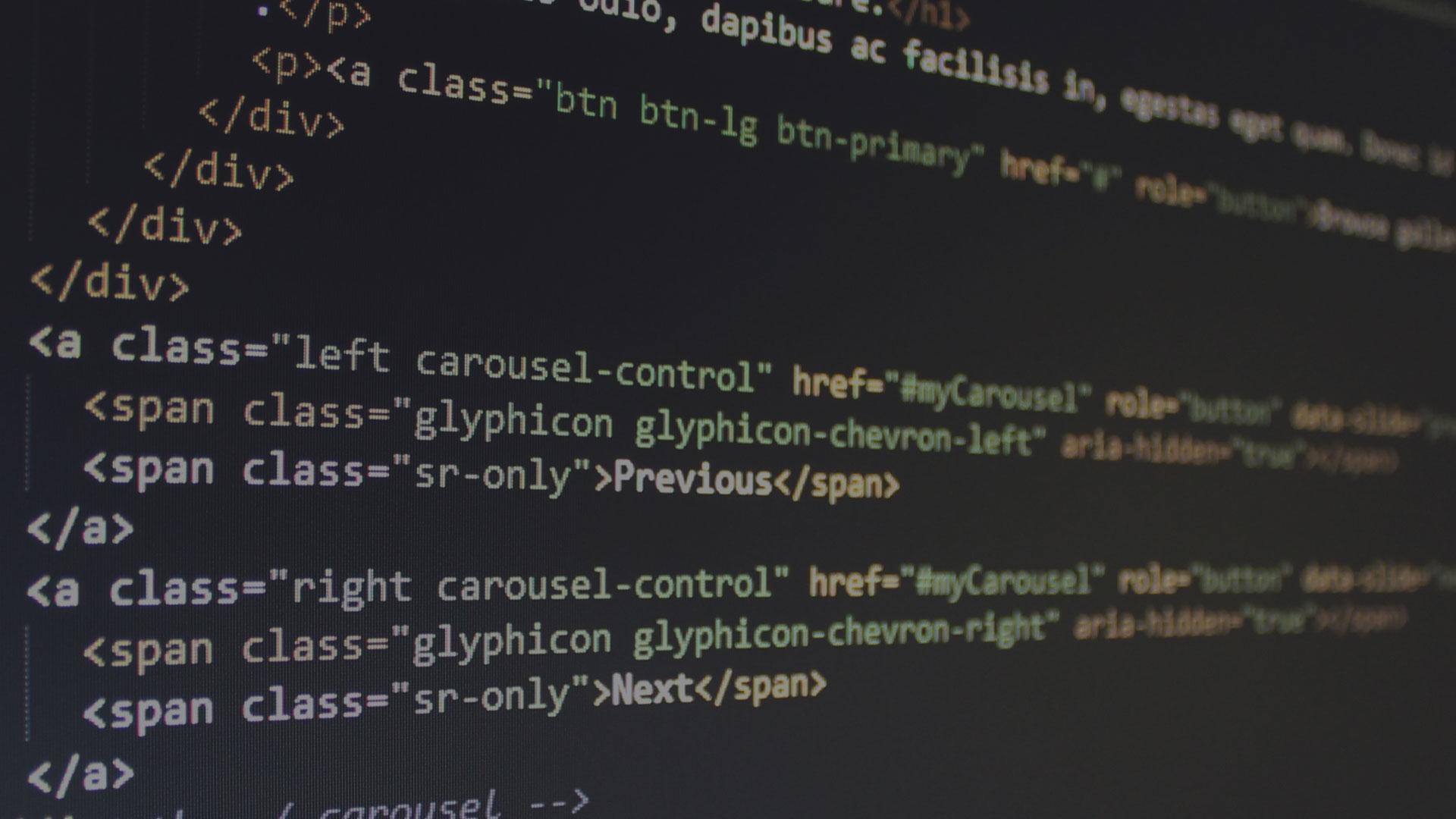 Lähikuva tietokoneen näytöllä näkyvästä HTML-koodista osana Luma Creativen blogiartikkelia, joka käsittelee verkkosivujen laatua ja teknistä toteutusta. Näkymässä korostuu moderni koodieditori, tumma taustaväri ja selkeä koodirakenne.