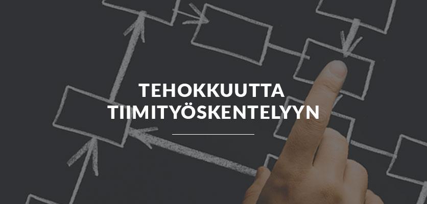 Luma Creativen blogiartikkelin pääkuva, jossa on tumma tausta ja piirretty prosessikaavio nuolineen. Kuvan päällä on selkeä valkoinen otsikkoteksti "Tehokkuutta tiimityöskentelyyn" ja etualalla näkyy sormi osoittamassa kaavion osaa.