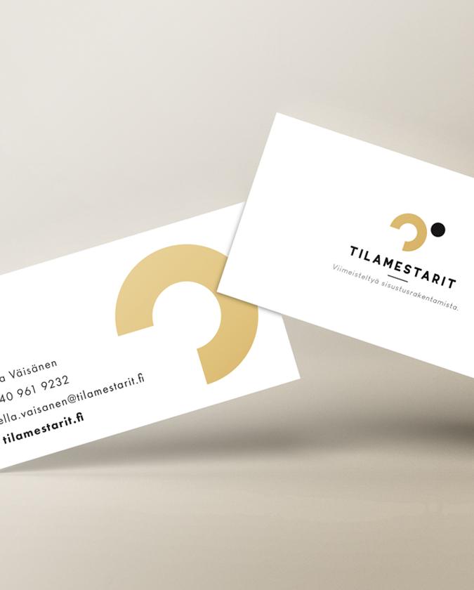 mockup Tilamestareiden käyntikorteista, joissa uusi kultainen visuaalinen tunnus ja moderni typografia toteuttavat Luma Creativen suunnittelemaa yritysilmettä.